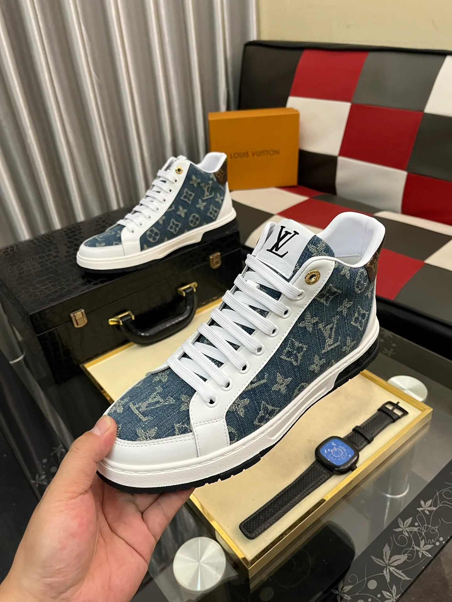 Men's shoes 💰420⌚️⌚️《Louis vuitton/LV Louis Vuitton》original quality.~ Unique modern style sneakers. 🏃A must-have casual shoe for trendy men😍😍 Original brand imported from Italy, imported original leather, cowhide lining (refuses to discolor and grind feet) sole: original sole provided by the original factory, French lazy style design ⚠️Fit to the feet, original quality, super comfortable original sole. Code number: 38-442️⃣Colors available